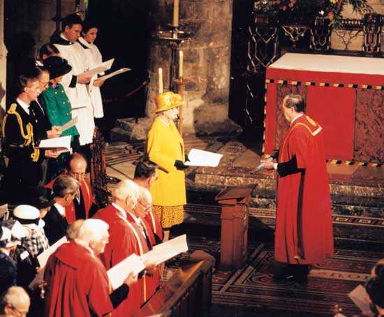 The Knight Principal presenting the sword 'Chivalry' to The Queen, after its dedication by the Prelate.